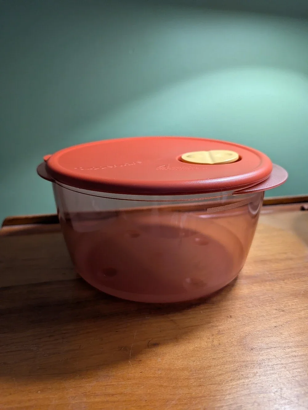 NWT Tupperware Medium Round Rock 'N Serve Container With Seal